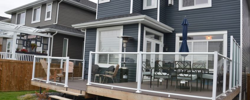 Deck with clear glass railings and tall acid etch glass privacy screen