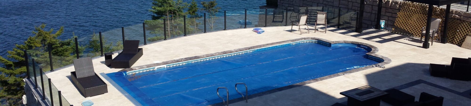 Swimming pool surrounded by Century Aluminum Scenic Railings