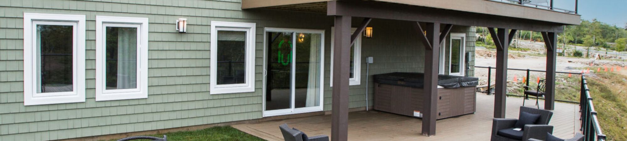 House with glass railing system