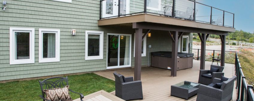 House with glass railing system