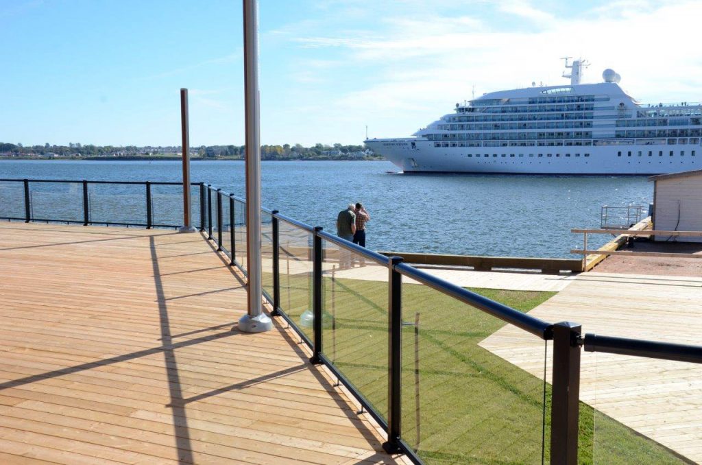 Glass deck railing with 5mm clear glass panels